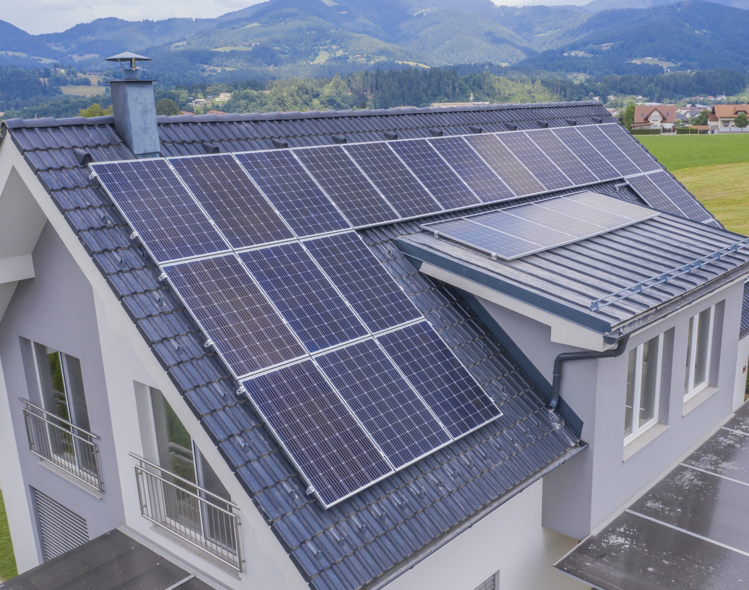 HOA residents fight for right to install rooftop solar panels