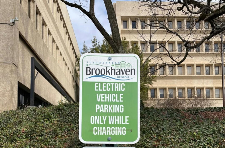 Photo by City of Brookhaven on February 27, 2025. Může jít o obrázek vývěsní tabule a text, kde se píše SISTAINADHOA Brookhaven GEORGIA ELECTRIC VEHICLE PARKING ONLY WHILE CHARGING @ BrookhaVên 中品品 出 Brookhaven GEORCIA Εν PARKING ONLY CITY ORDINANCE SEC.17-207.