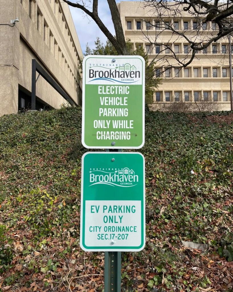 Photo by City of Brookhaven on February 27, 2025. Může jít o obrázek vývěsní tabule a text, kde se píše SISTAINADHOA Brookhaven GEORGIA ELECTRIC VEHICLE PARKING ONLY WHILE CHARGING @ BrookhaVên 中品品 出 Brookhaven GEORCIA Εν PARKING ONLY CITY ORDINANCE SEC.17-207.